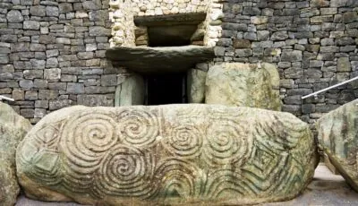Entrée de Newgrange - © UnaPhoto