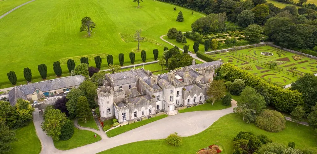 Les observations de fantômes les plus effrayantes d'Irlande 1 Vue aérienne du Ardgillan castle - © Peter Krocka