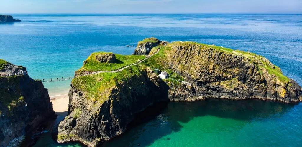 5 endroits d’Irlande du Nord à visiter au moins une fois dans sa vie 5 Carrick-a-Rede Rope Bridge - © MNStudio