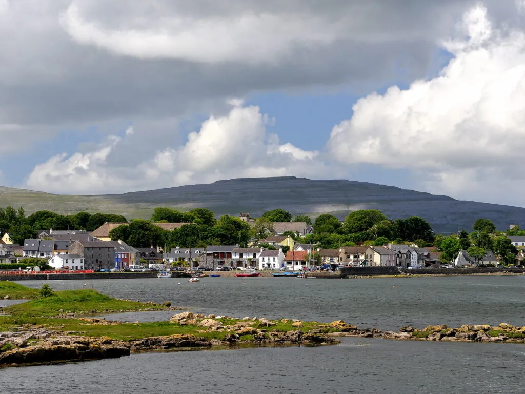 Kinvara et son port - Keith Ewing - cc
