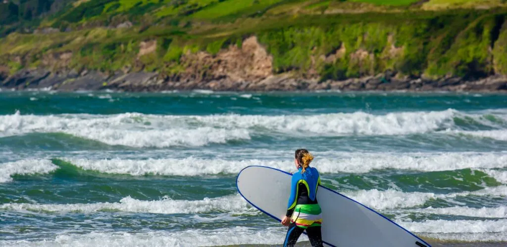 Une surfeuse en Irlande - © grafxart