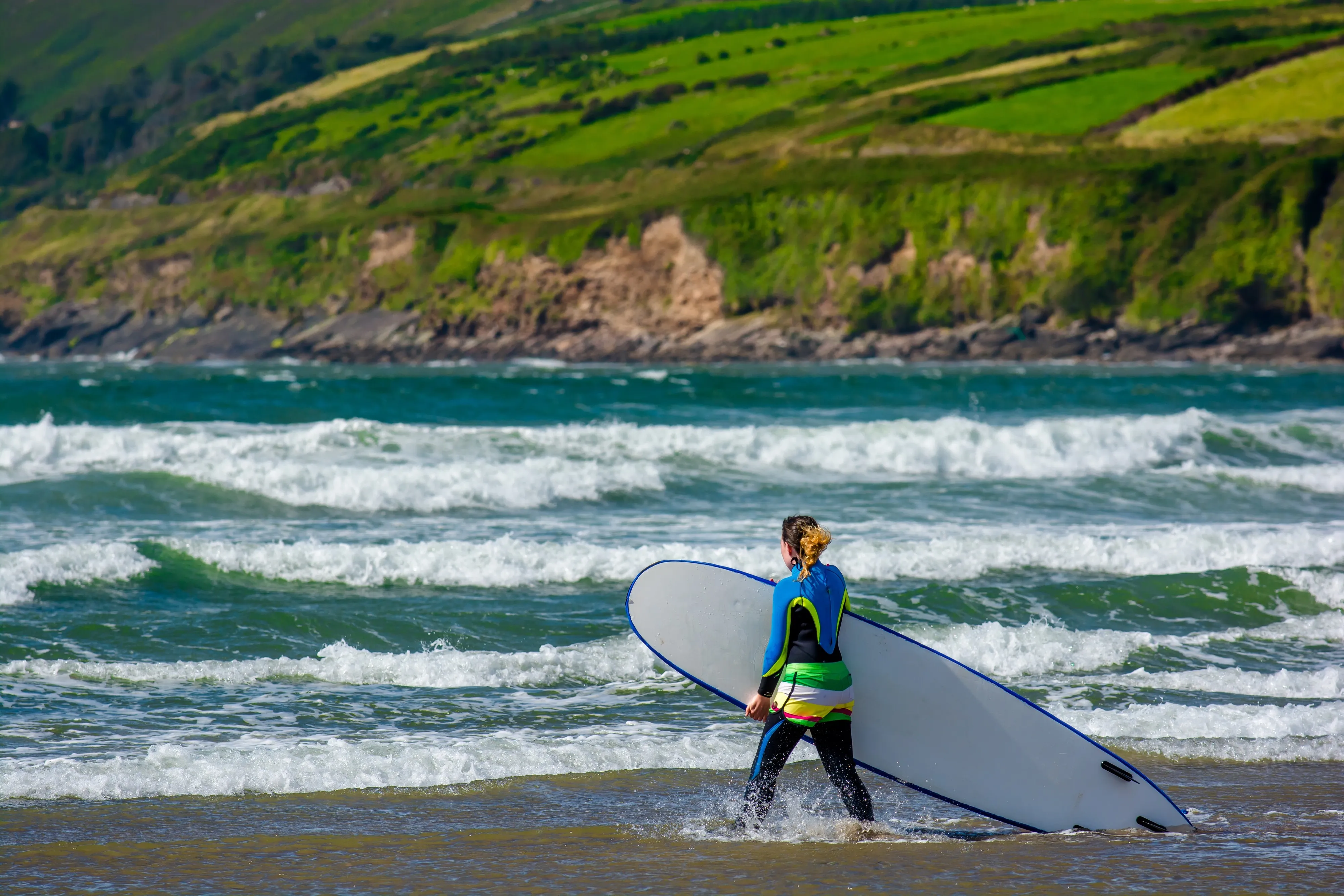Une surfeuse en Irlande - © grafxart