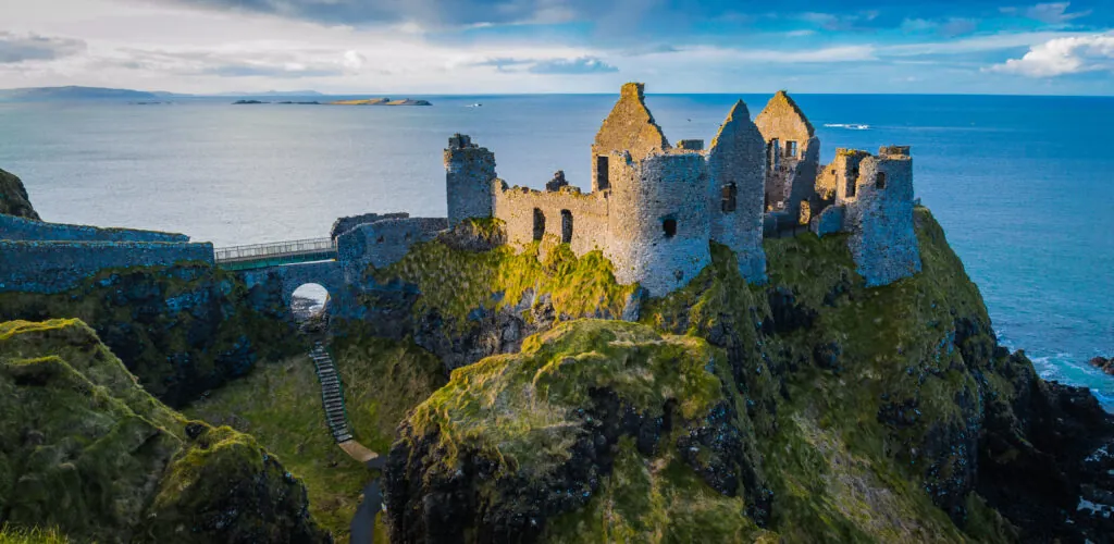 Top 8 des châteaux les plus hantés d'Irlande ! 1 Dunluce Castle - © Artur