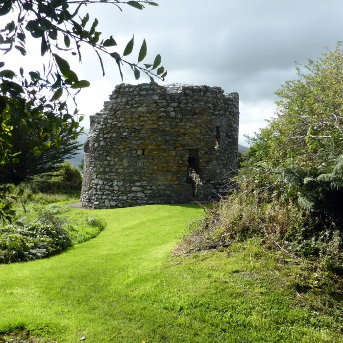 Le Parkavonear Castle - Sean MacEntee - cc