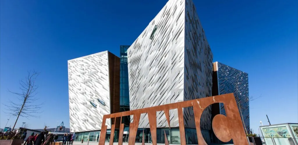 Titanic Belfast : le célèbre Grand Escalier dévoile son nouveau décor