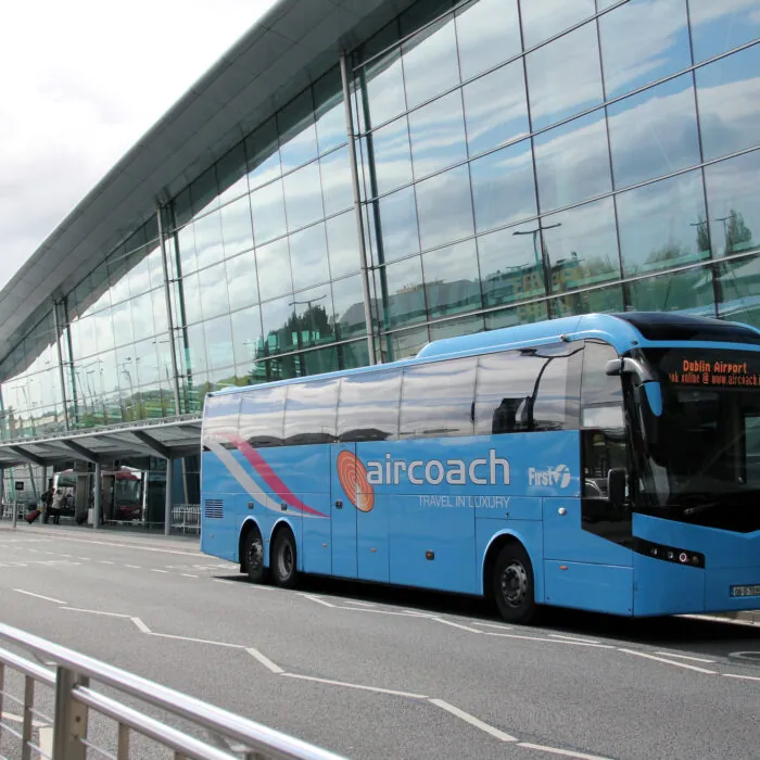 Un bus Aircoach devant l'aéroport de Dublin - Canadian Pacific - cc