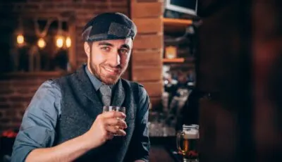 Peaky Blinders 3 Un homme avec sa casquette irlandaise - © stockcentral