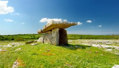 Vue sur le dolmen de Poulnabrone - © MNStudio
