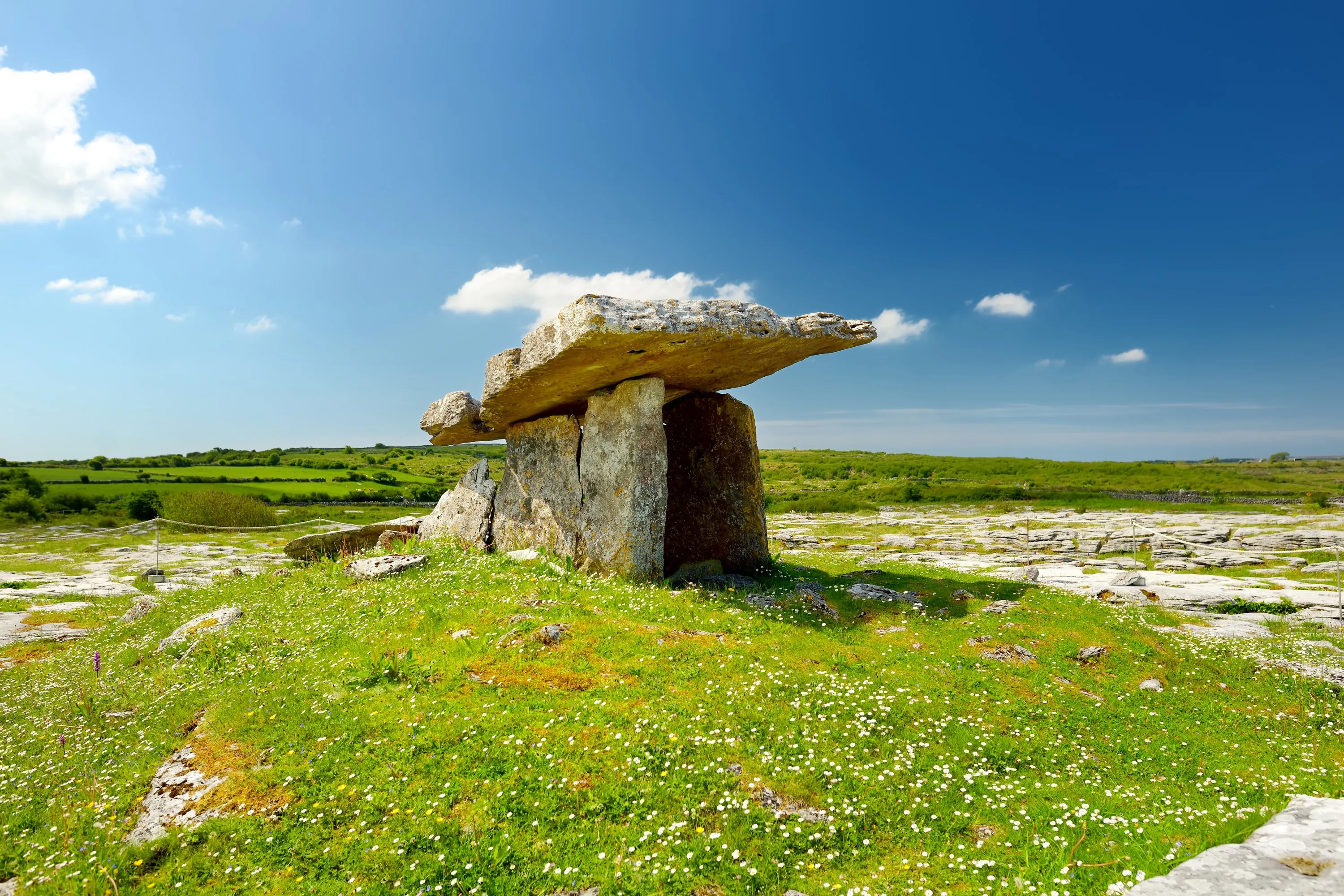 Vue sur le dolmen de Poulnabrone - © MNStudio