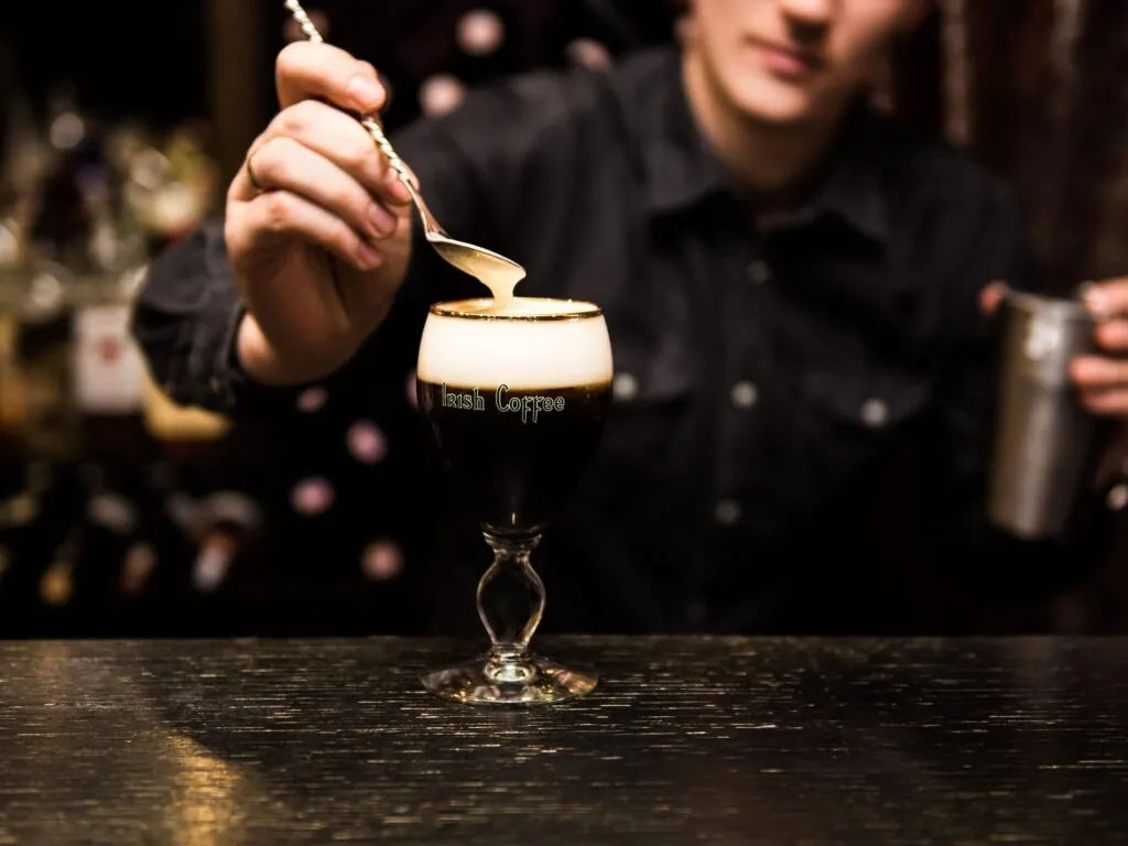 Un Irish coffee en préparation - © ksyusha_yanovich