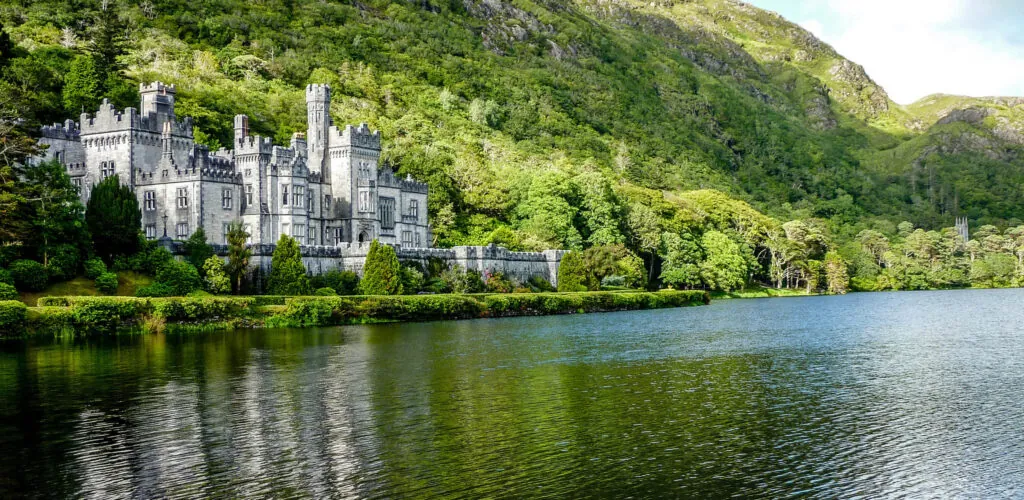 Kylemore Abbey s&rsquo;illumine en vert pour célébrer la Saint Patrick et les 100 ans de l&rsquo;Ordre bénédictin