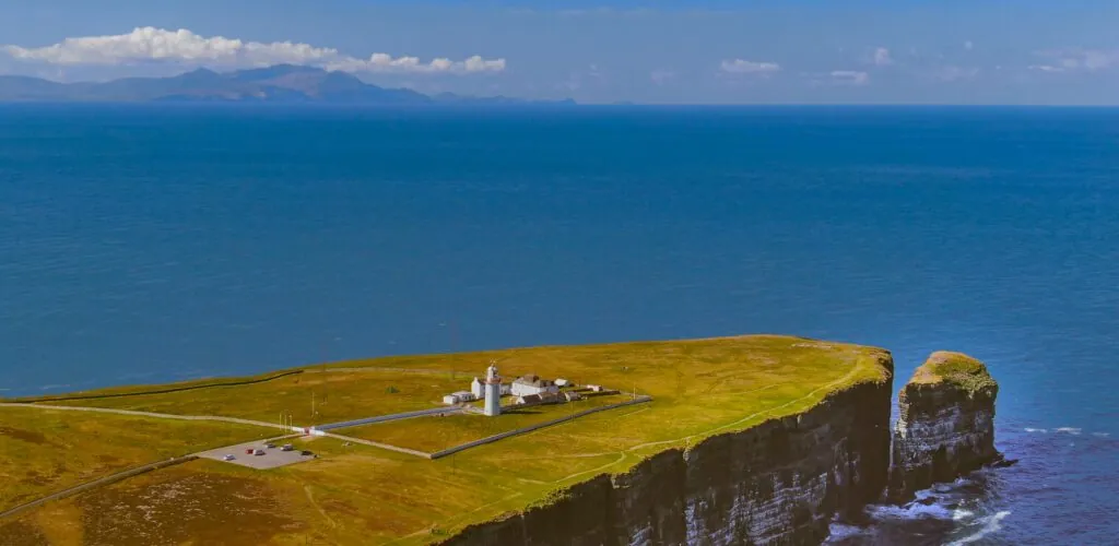 Le Loop Head Lighthouse - 4kclips