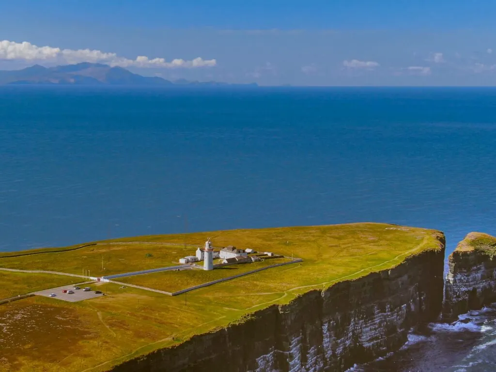 Le Loop Head Lighthouse - 4kclips