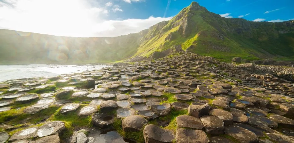 En Irlande du Nord, la Chaussée des Géants menacée par… des pièces de monnaie jetées à la mer