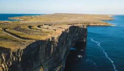 Le fort Dun Aengus 2 Vue aérienne du fort Dun Aengus sur Inishmore - © timursalikhov