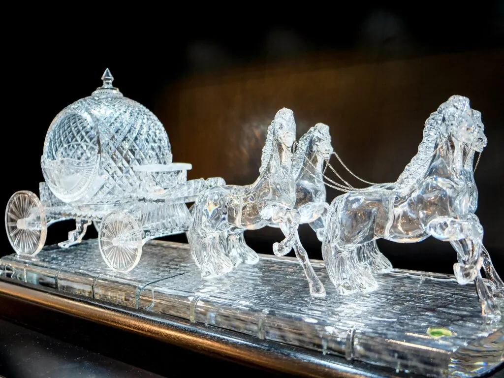 Une pièce en crystal de la Waterford House of Crystal - Bro. Jeffrey Pioquinto, SJ - cc