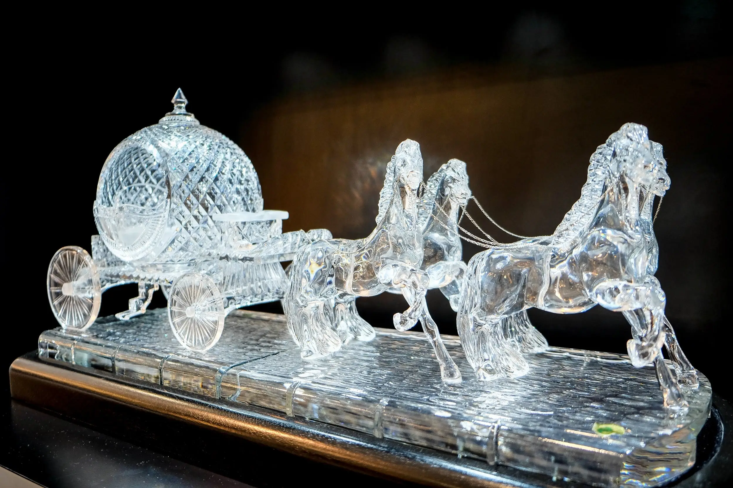 Une pièce en crystal de la Waterford House of Crystal - Bro. Jeffrey Pioquinto, SJ - cc