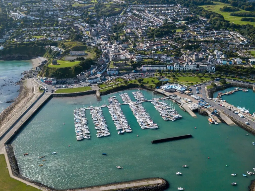 Vue aérienne de Howth et de son port - © Ire DronePhotography