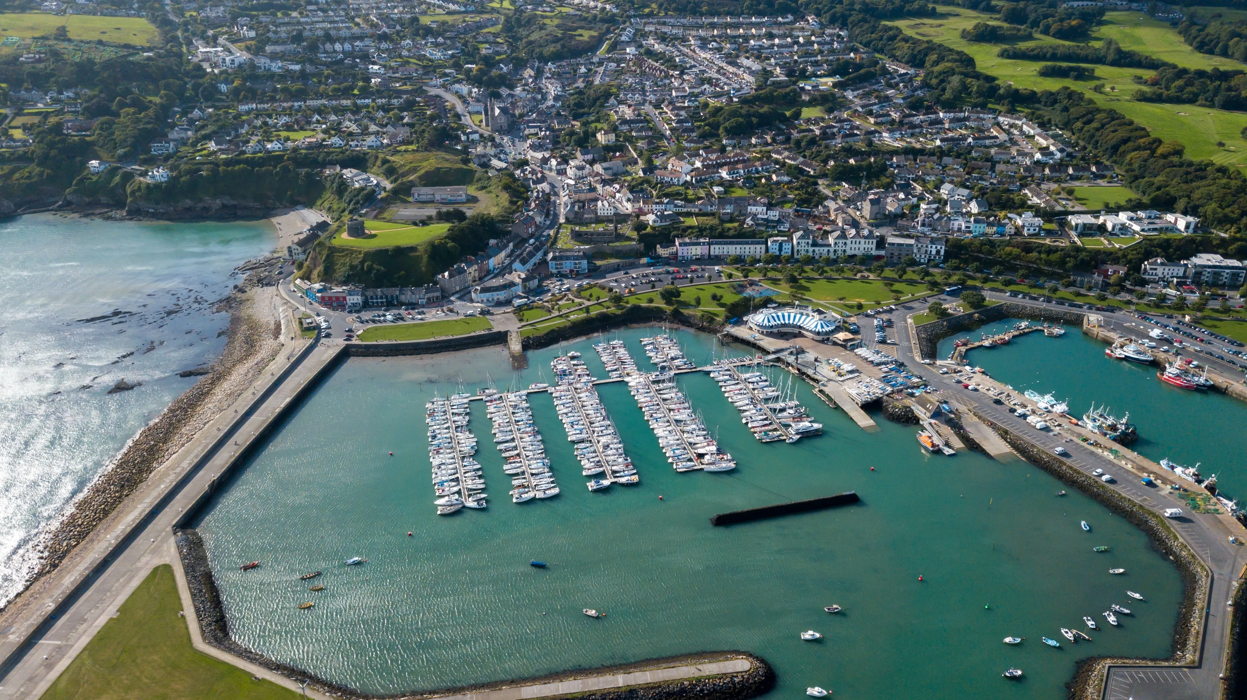 Vue aérienne de Howth et de son port - © Ire DronePhotography