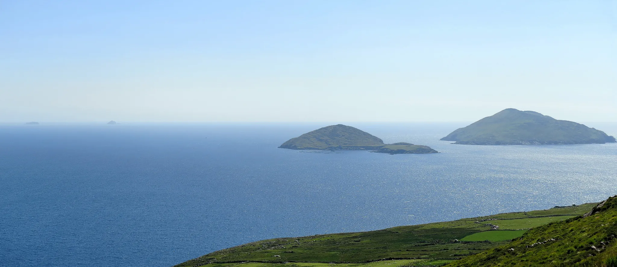 Deenish Island à gauche et Scariff Island à droite - Robert Linsdell - cc