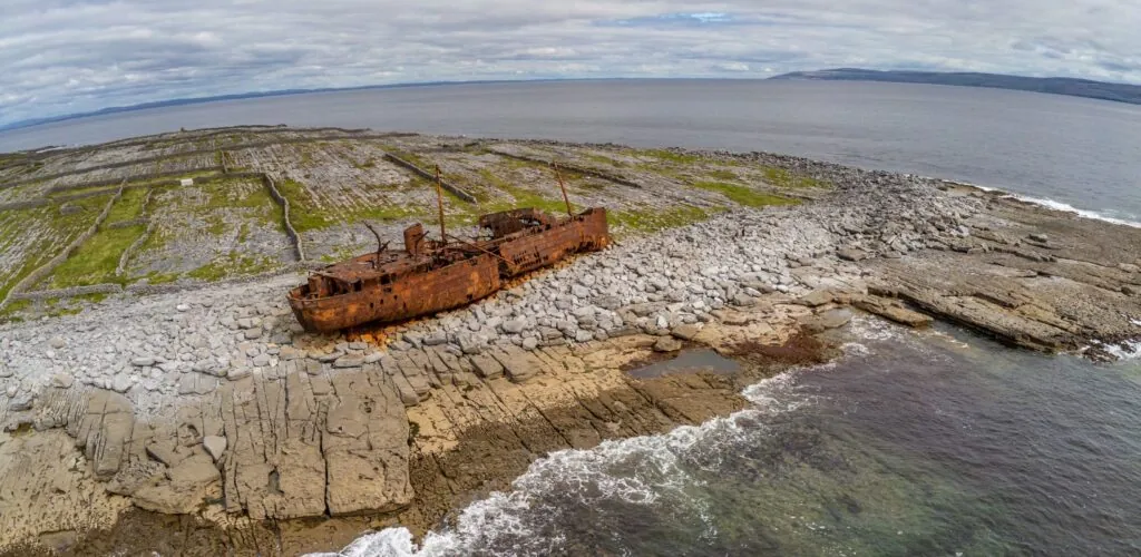 bateau abandonne inisheer