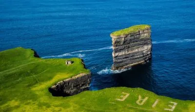 Le Dun Briste 1 Vue sur Downpatrick Head et le Dun Briste - © Wirestock