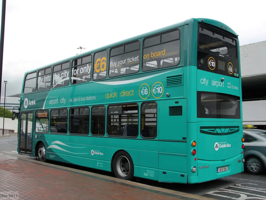 Un bus Airlink au départ de l'aéroport - Canadian Pacific - cc