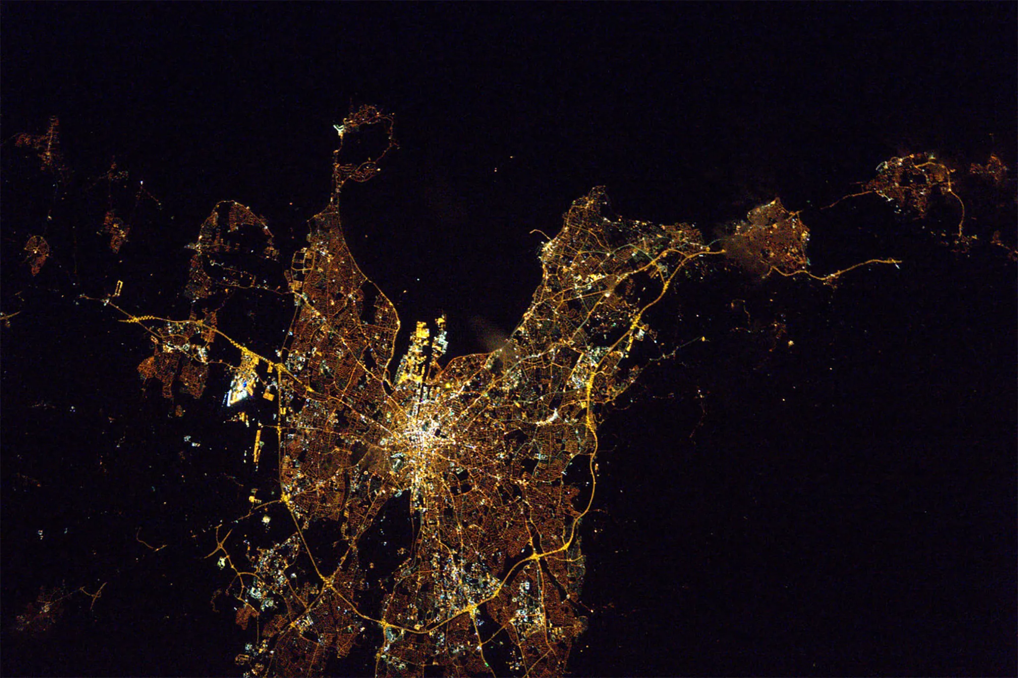 Dublin la nuit, vue depuis l’ISS. © Twitter/@Thom_astro - ESA/NASA
