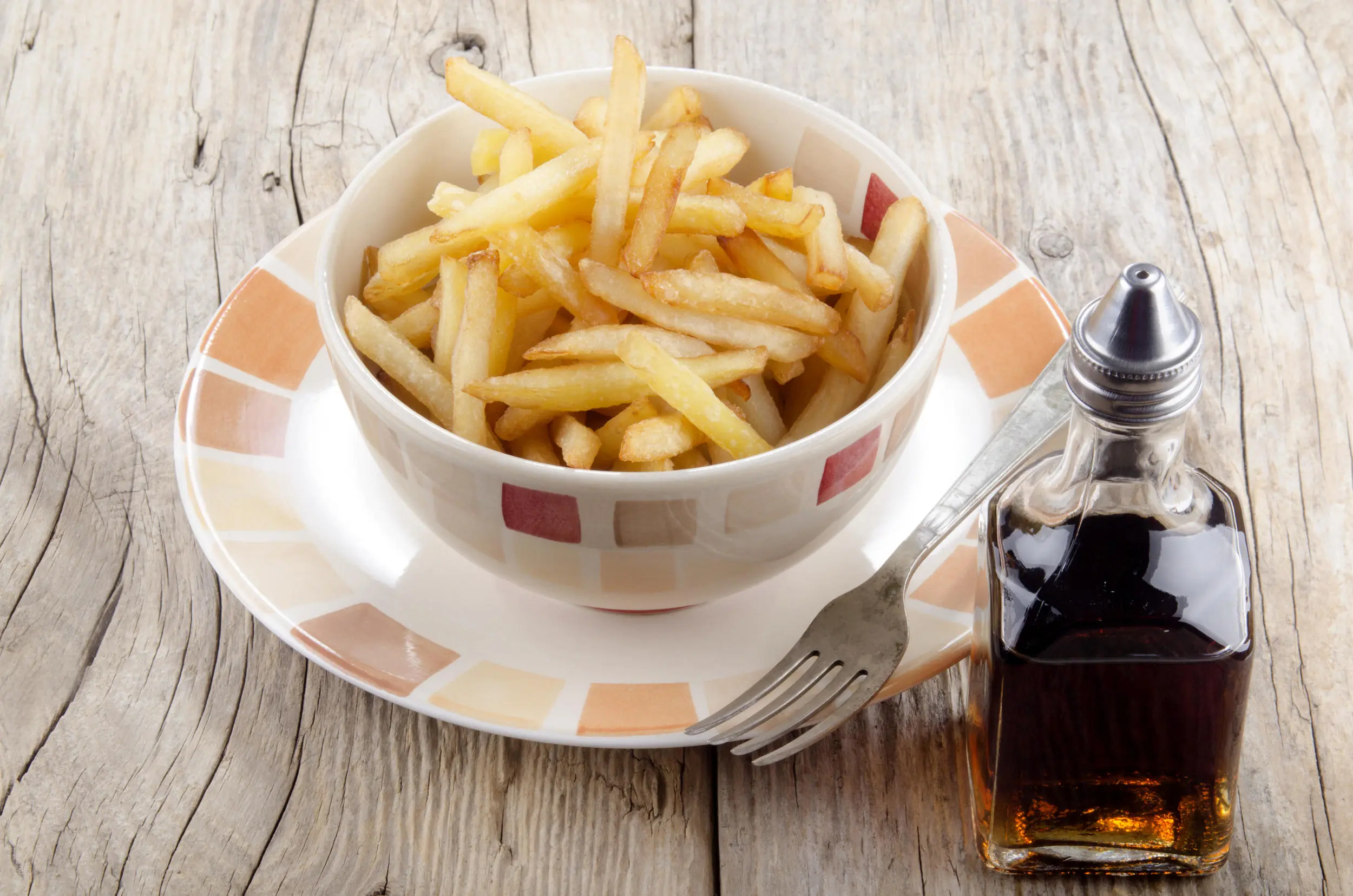 Un bol de frites et du Malt Vinegar