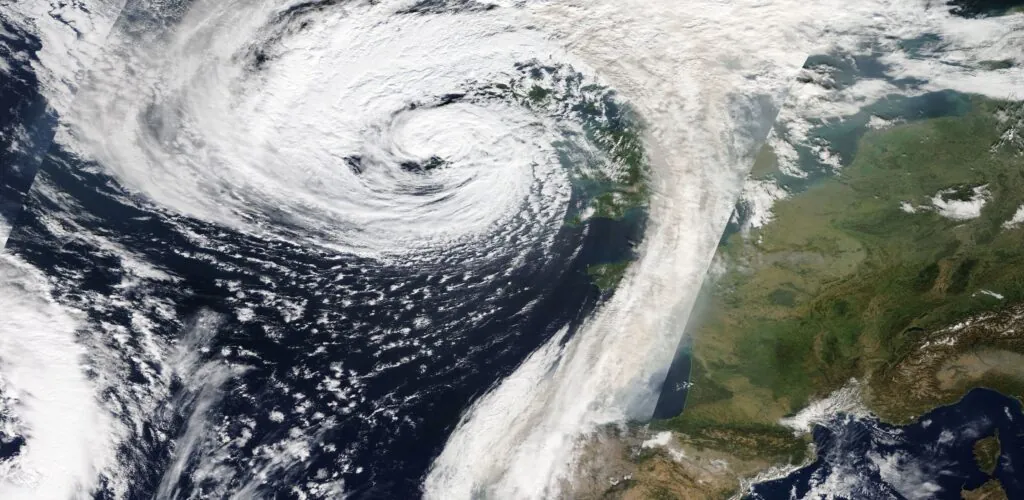 Un irlandais joue au football avec la tempête Eleanor…