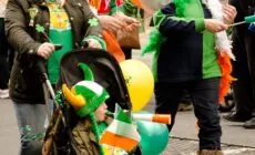 Du public à la Parade de la Saint Patrick - Garry Knight - cc