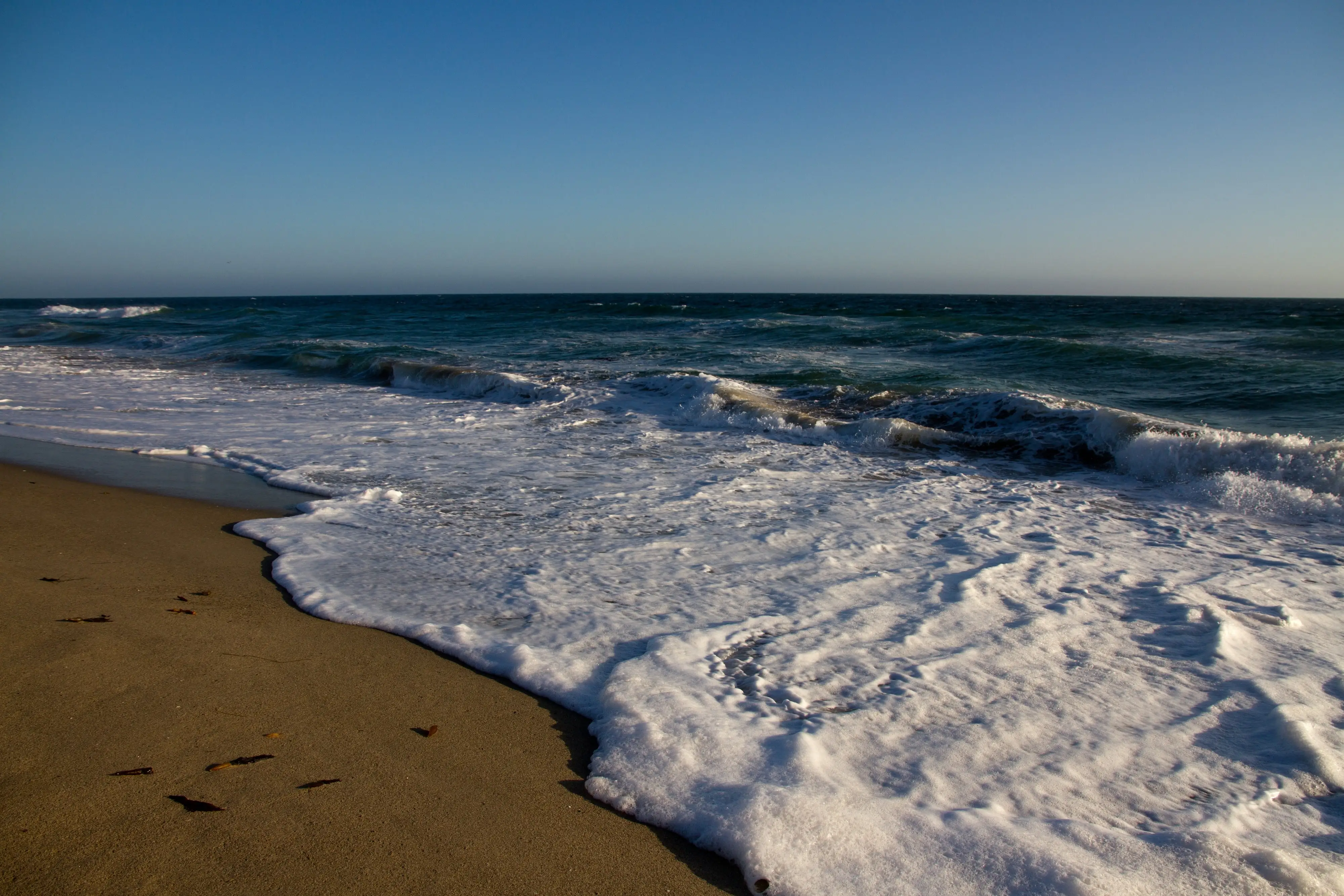 Une plage naturiste – Jason Mrachina – cc
