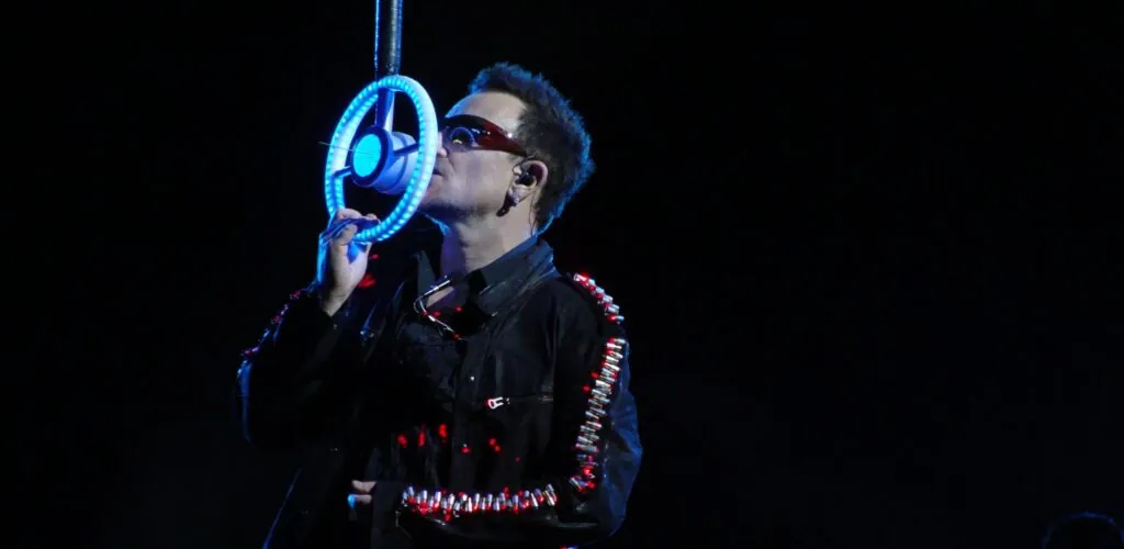 U2 – Bono contraint d&rsquo;interrompre son concert, après une extinction de voix