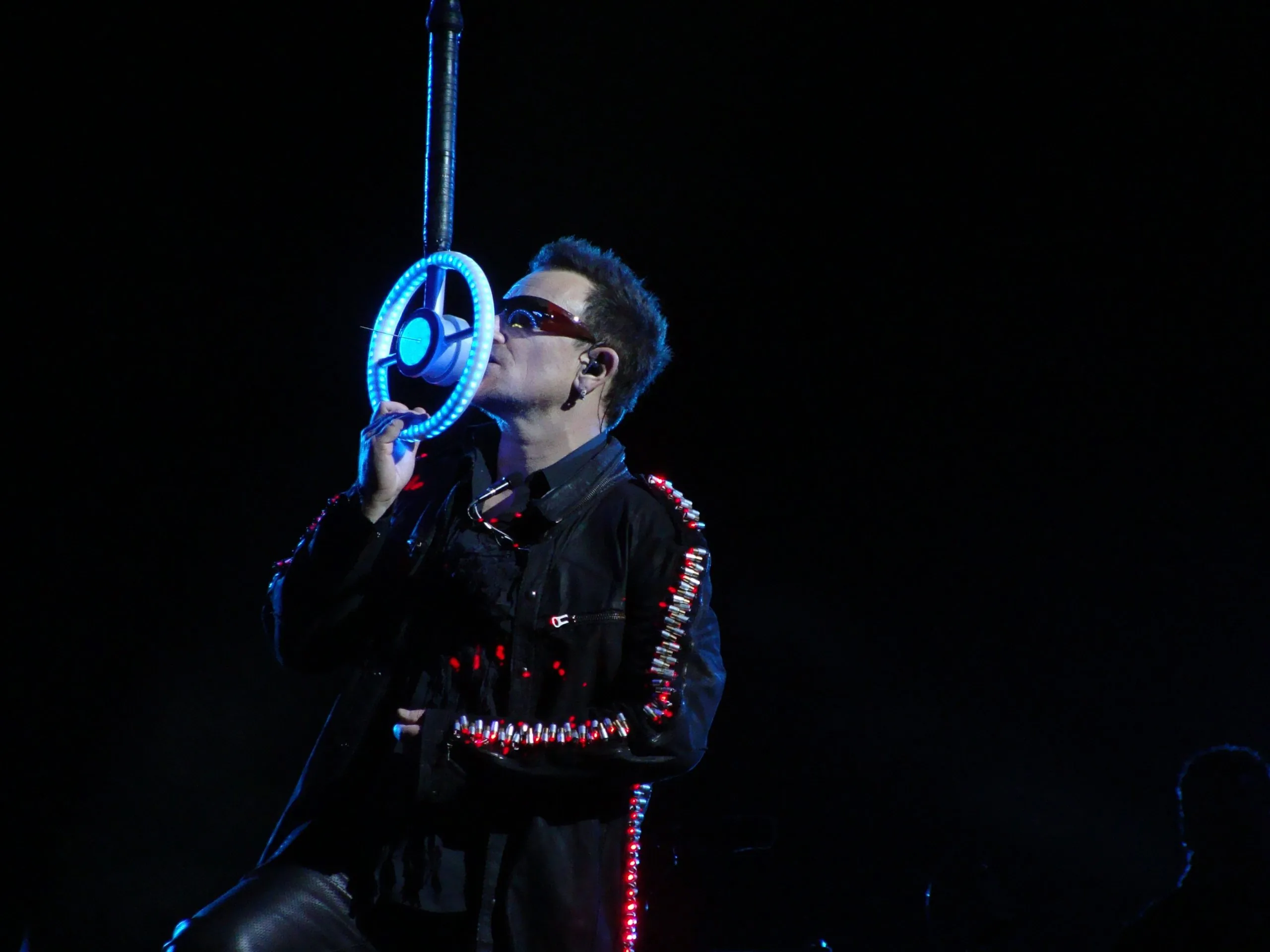 Bono en plein concert - Domaine public