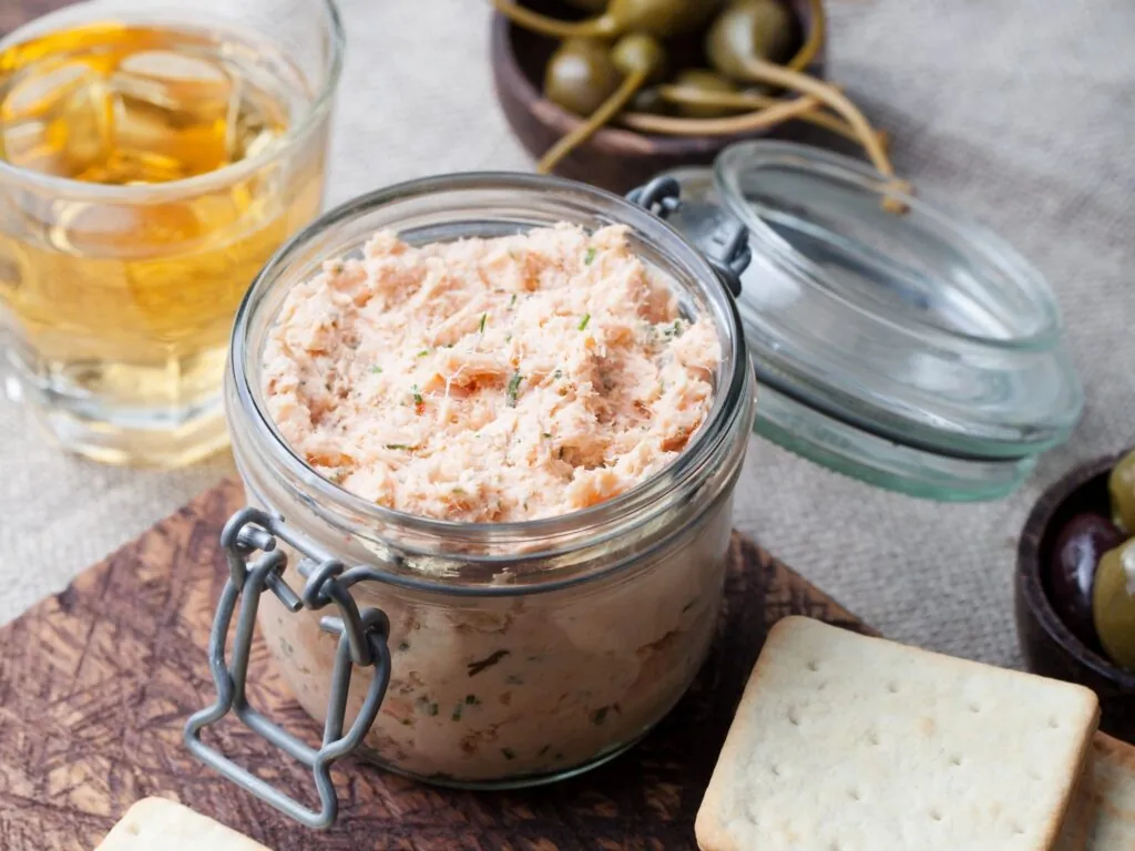 Des rillettes de saumon fumé - © annapustynnikova