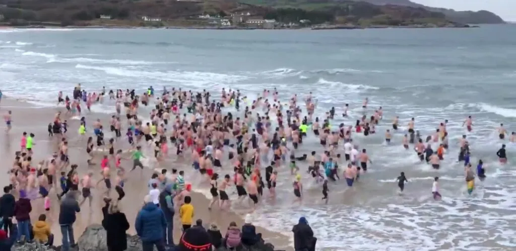 Nouvel an en Irlande – Des milliers d&rsquo;irlandais se baignent dans les eaux glacées pour fêter l&rsquo;année 2019