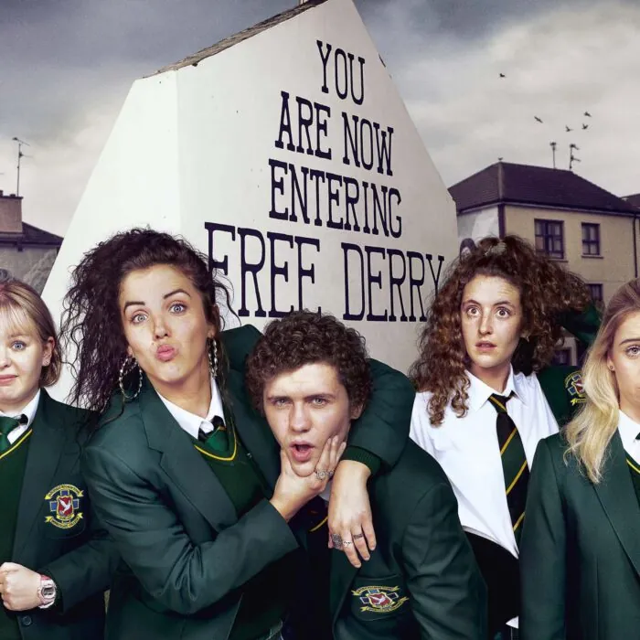 Derry Girls sera immortalisée via une peinture murale à Derry