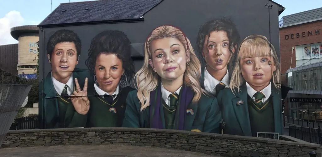 Le mur représentant les personnages de Derry Girls désormais achevé - Channel 4 (Twitter)