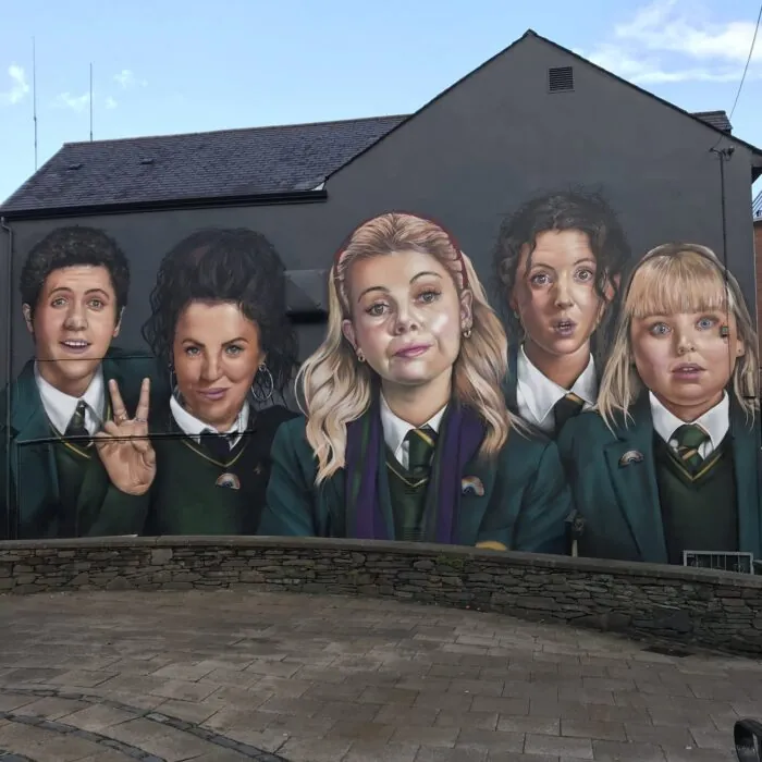 Le mur représentant les personnages de Derry Girls désormais achevé - Channel 4 (Twitter)