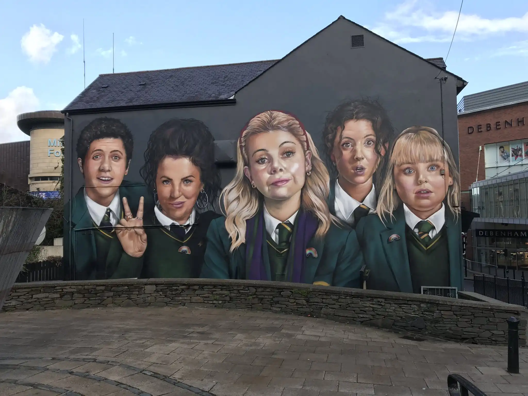 Le mur représentant les personnages de Derry Girls désormais achevé - Channel 4 (Twitter)