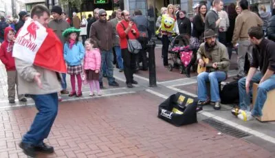 Le Busking 1 Un groupe de Buskers sur Grafton Street à Dublin - Diego Sideburns - cc