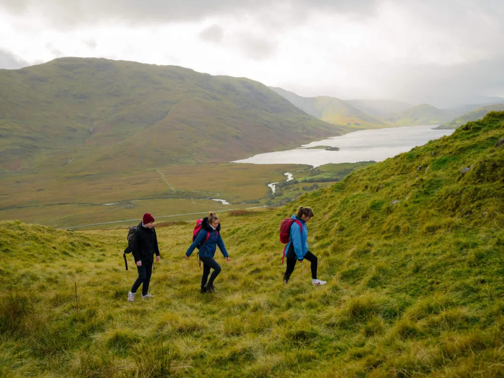 Le Lough Nafooey et des randonneurs - ©Joyce Country and Western Lakes Geopark