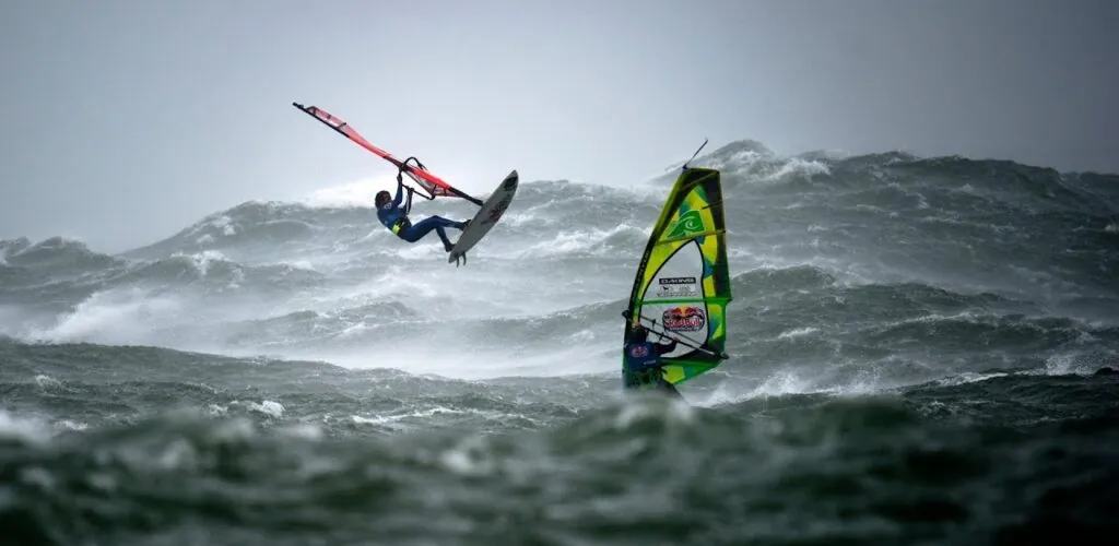 Irlande – Les 8 meilleurs windsurfeurs de la planète ont bravés une Tempête en planche à voile !