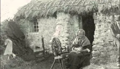 Un foyer irlandais lors de la Grande Famine - Domaine public