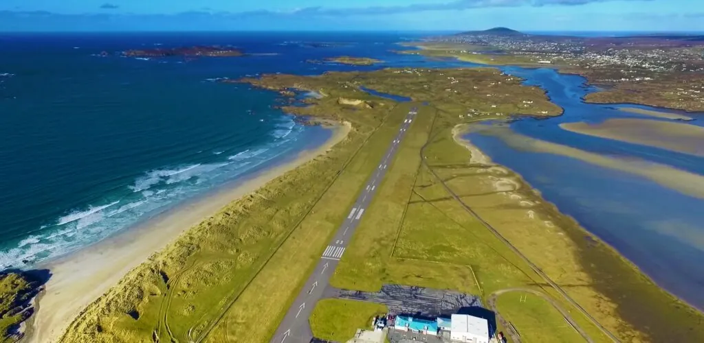 Voyage en Irlande : nos 4 conseils pour partir pas cher cet été 1 La piste d'atterrissage de l'aéroport de Donegal