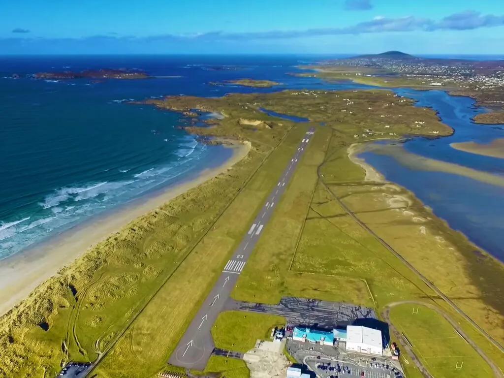 La piste d'atterrissage de l'aéroport de Donegal