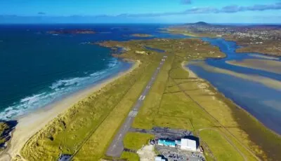 La piste d'atterrissage de l'aéroport de Donegal