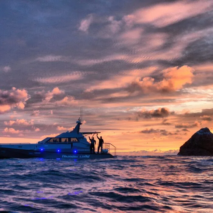 Un bateau de pêche et l'île de Rockall - Maryp279 - cc
