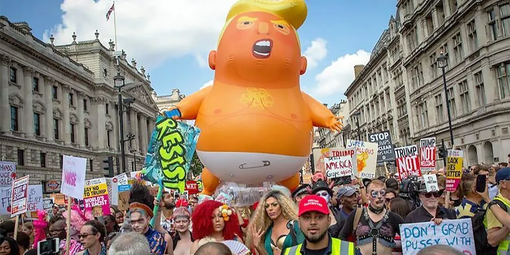 Visite de Trump en Irlande : un ballon dirigeable en forme de bébé Trump dans le ciel de Dublin