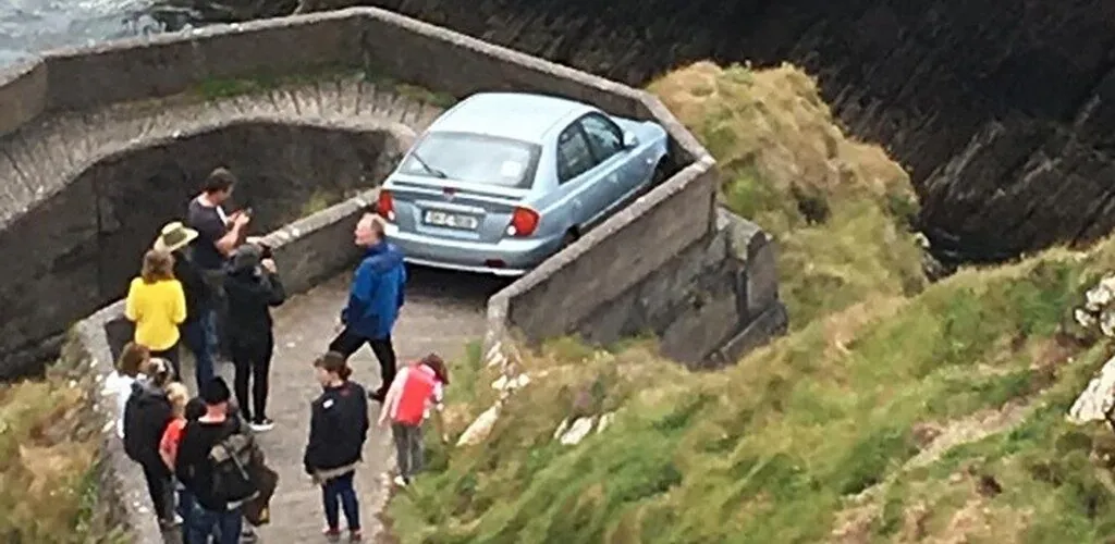 Irlande : un conducteur nerveux s&rsquo;encastre dans le port de Dunquin !